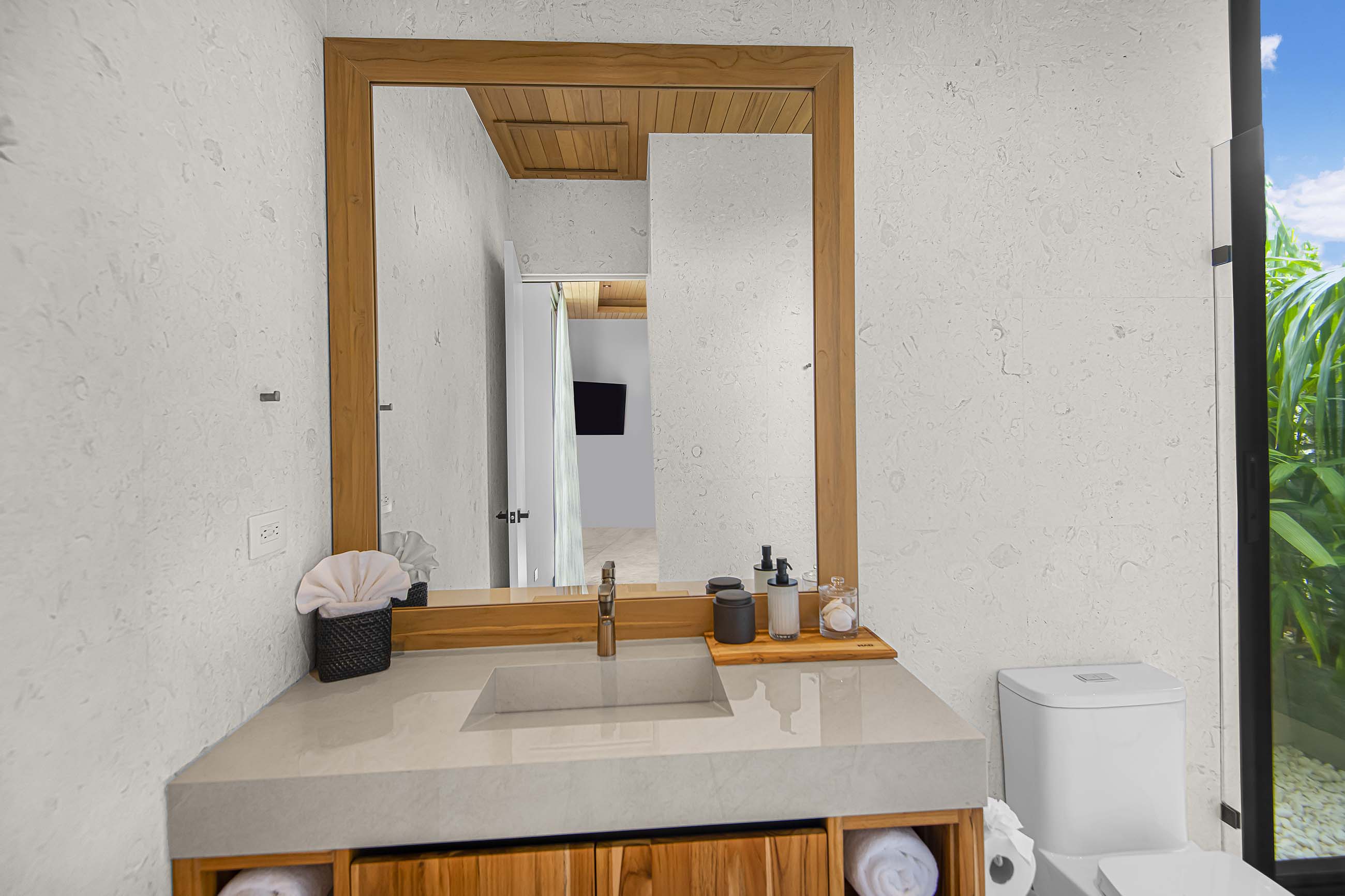 Bathroom — 4 / 12