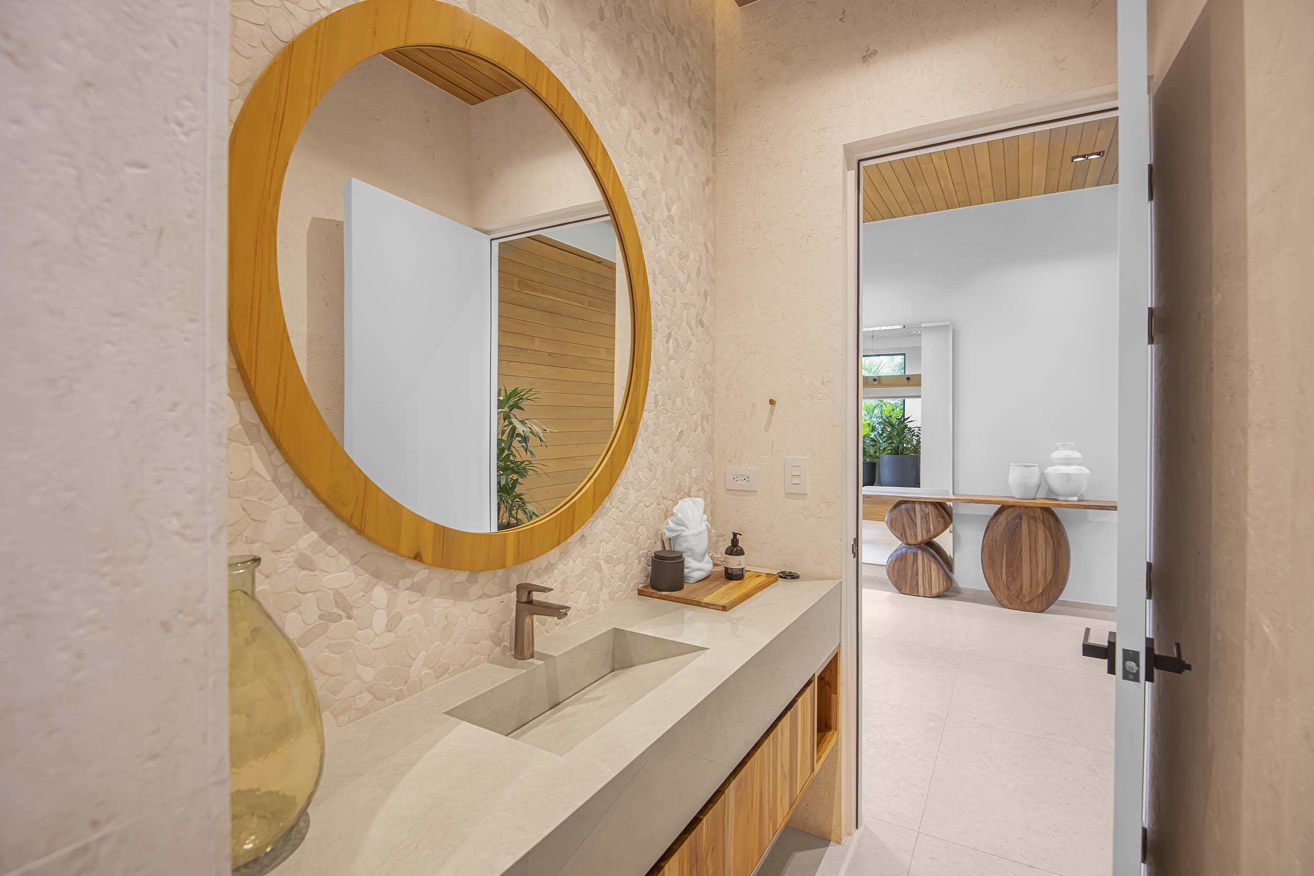 Bathroom — 9 / 12
