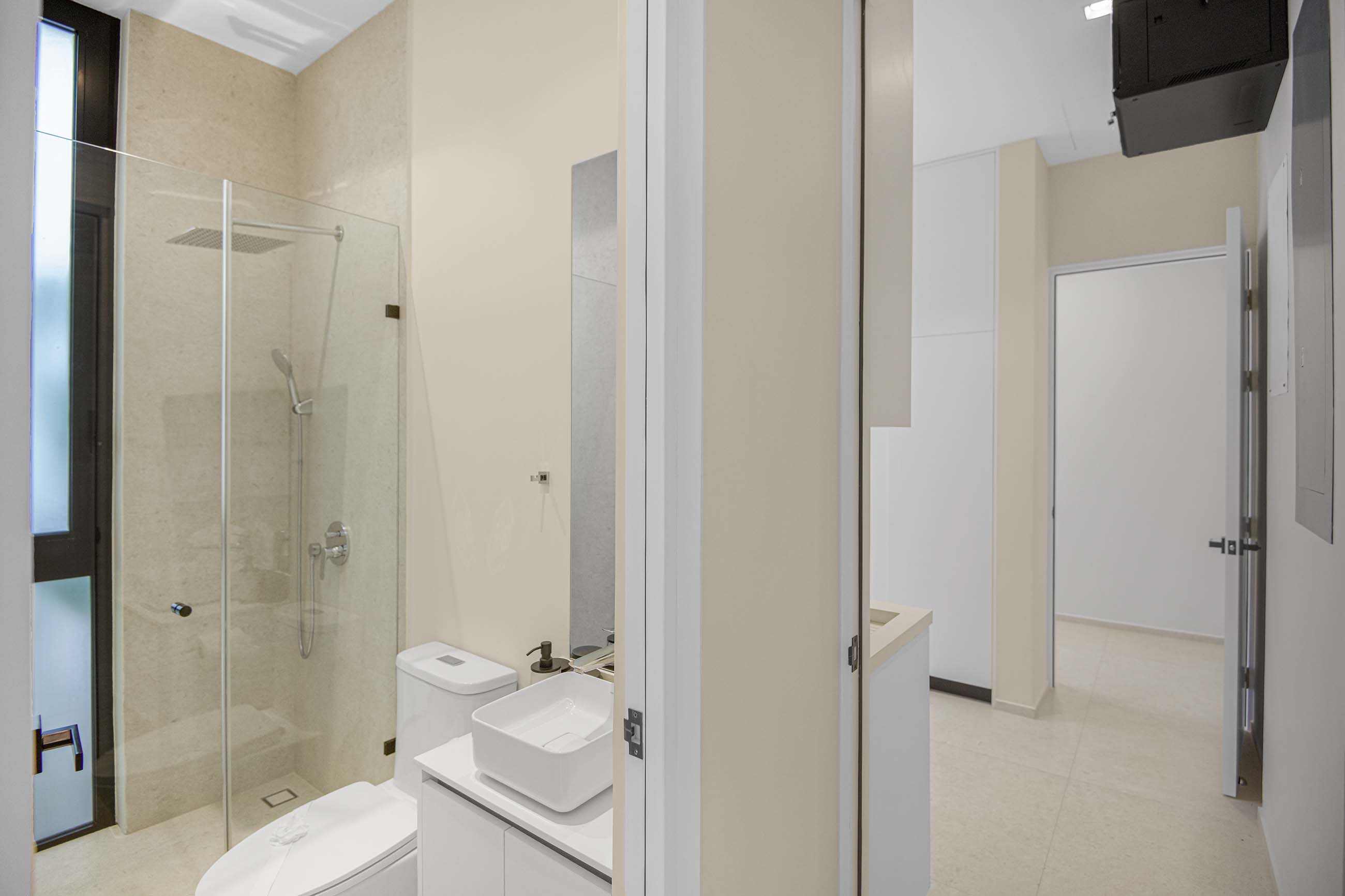 Bathroom — 10 / 12