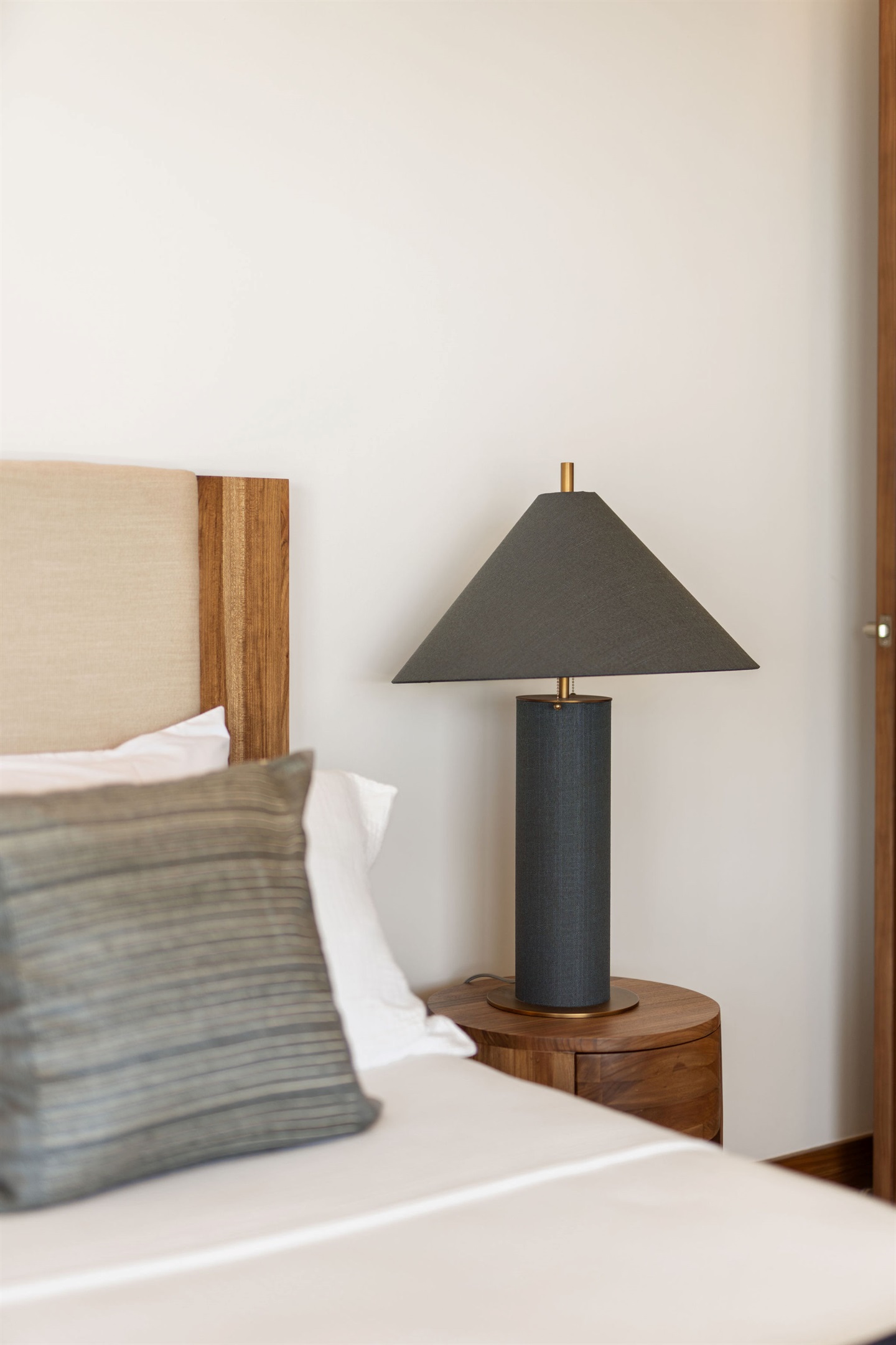 Bedroom — 32 / 33